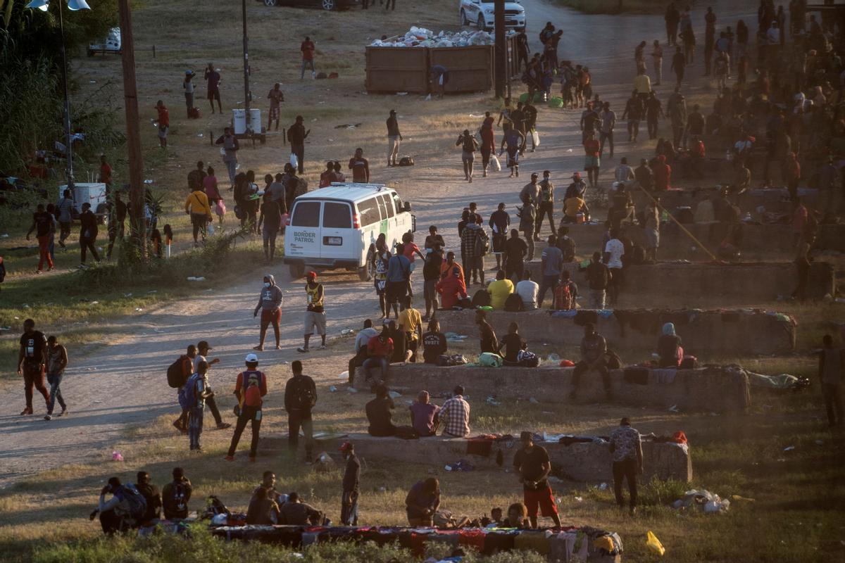 Els EUA preparen vols de deportació a Haití després d’un creuament massiu a la frontera