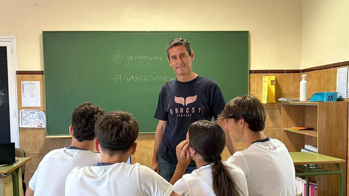 Javier Gómez Jiménez, el profesor de Málaga que enseña Literatura con cartas Pokémon y muchas otras actividades innovadoras.
