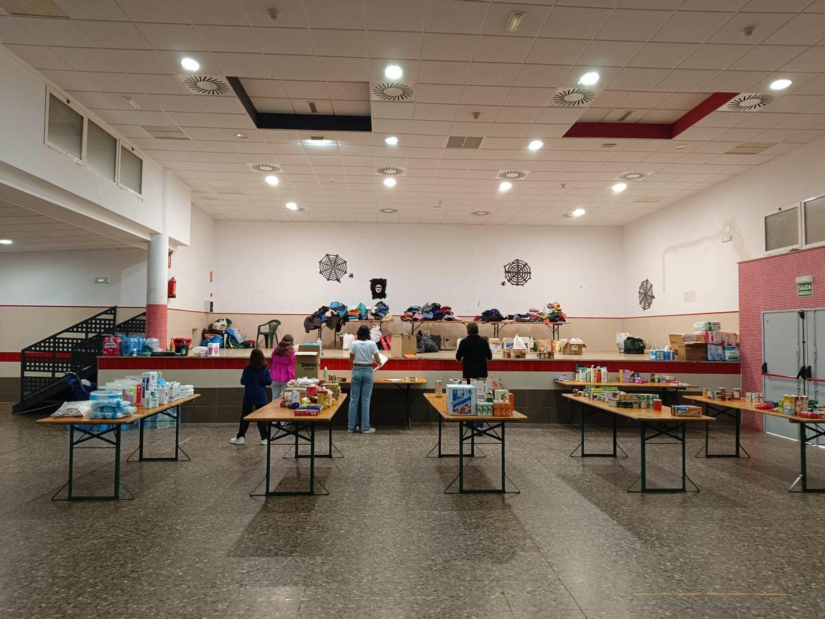 El salón multiusos de Jérica sirvió para centralizar las donaciones de los vecinos.