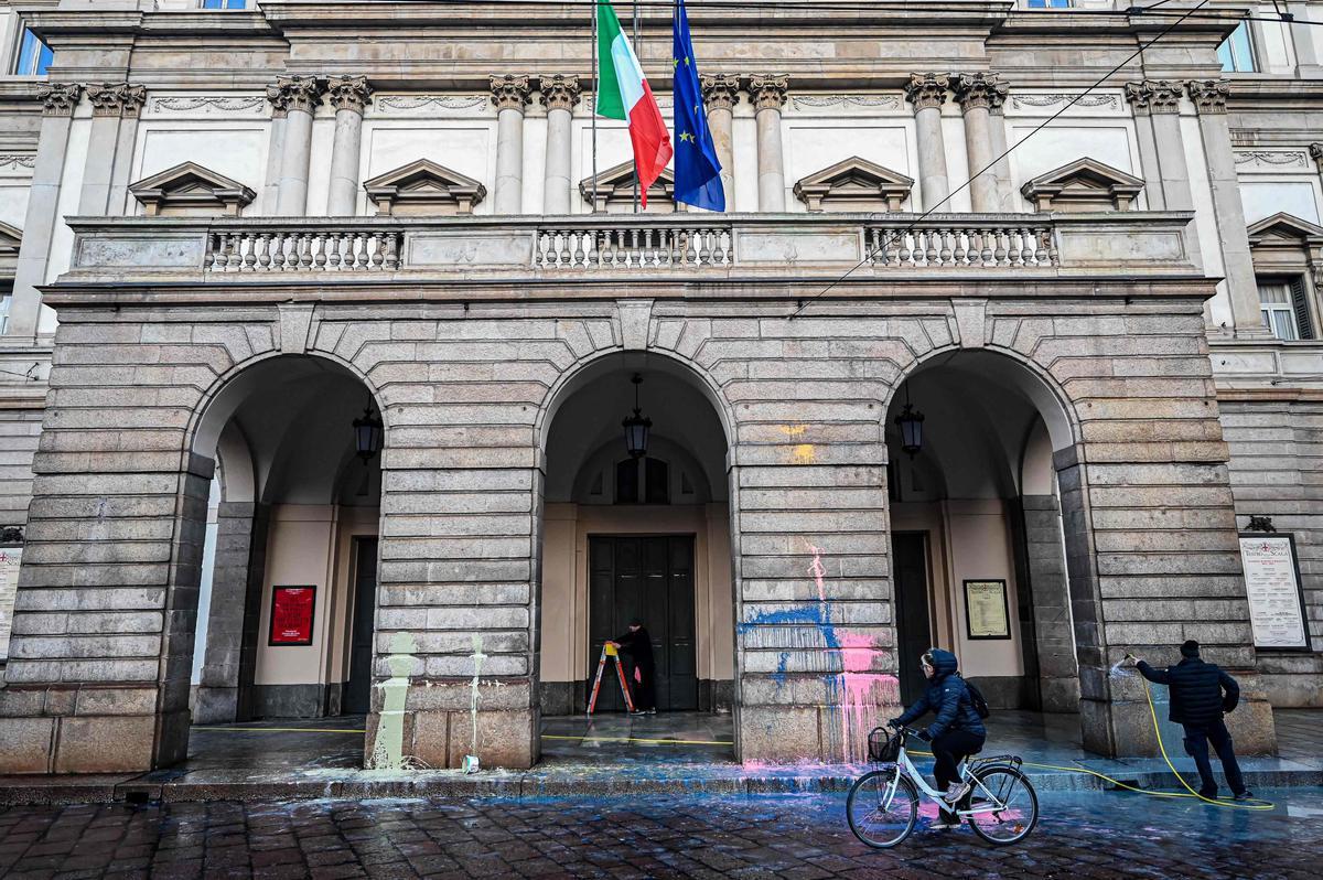 Ecologistas lanzan pintura contra la fachada de La Scala de Milán