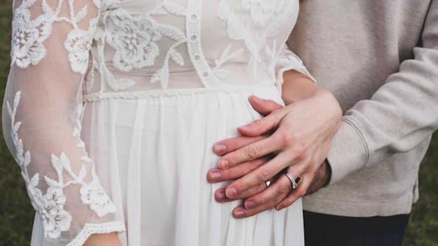 Los buenos y «felices» datos demográficos de Asturias en 2025: el mayor repunte de natalidad en 17 años y el de más bodas desde 2013