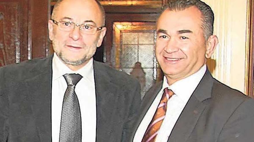Francisco Rodríguez y Enrique Nóvoa, en la última reunión de la junta de portavoces.  // Iñaki Osorio