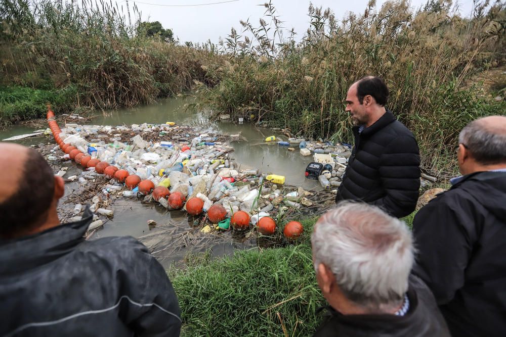 La Conselleria de Medio Ambiente y la CHS impulsan medidas para evitar la contaminación del Segura en la Vega Baja por sólidos flotantes.