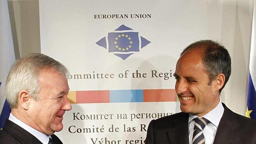 Ramón Luis Valcárcel y Francisco Camps se saludan ayer, antes de la reunión en Bruselas.