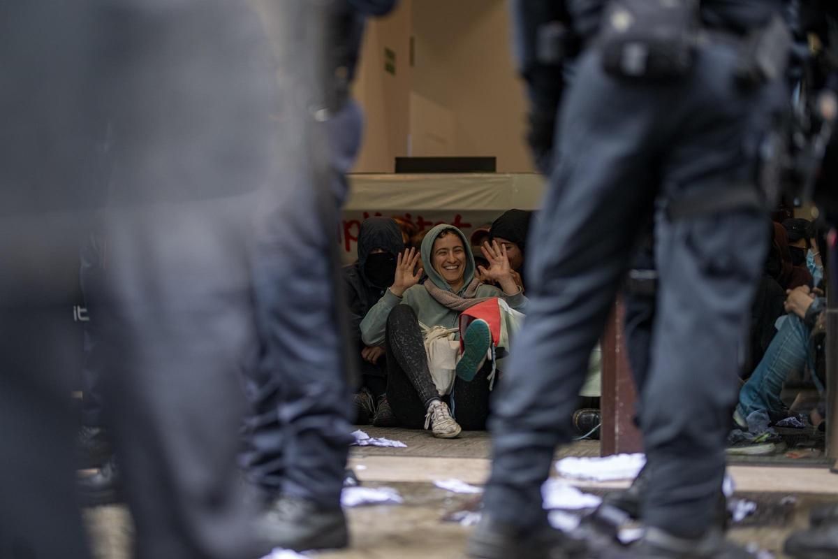 Centenares de estudiantes protestan en Barcelona en solidaridad con el pueblo palestino