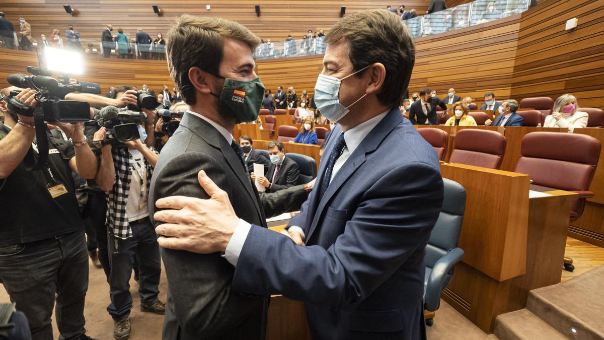 El líder de Vox en Castilla y León, Juan García-Gallardo (i) y el candidato del PP a la Presidencia de la Junta de Castilla y León y presidente del partido en la región, Alfonso Fernández Mañueco (d), se saludan a su llegada al debate de investidura.