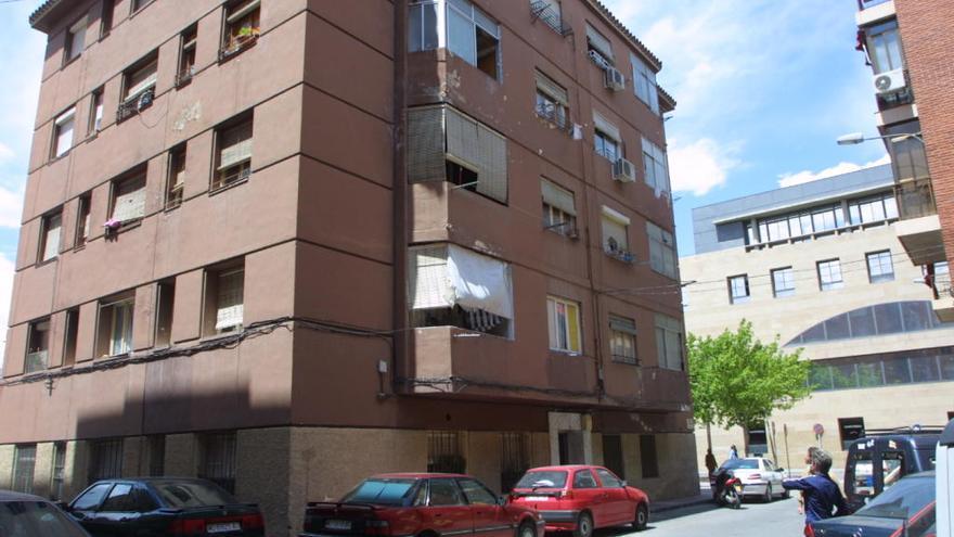 Fachada del edificio &#039;Patronato de Casas Francisco Franco&#039; del barrio de San Andrés