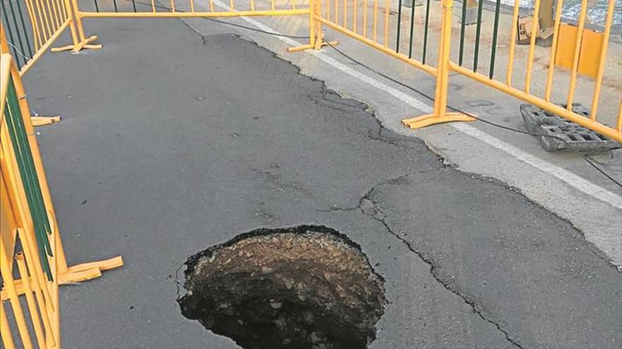 Aparece un enorme socavón en el vial de la costa norte