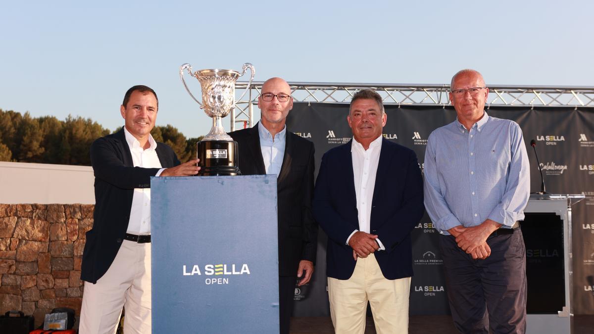 Las autoridades presentes en la inauguración de la Sella Open posan con el trofeo.