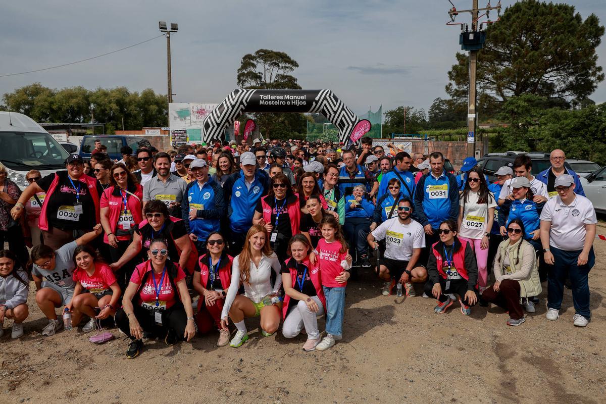 Foto de familia antes de la salida de la andaina solidaria.