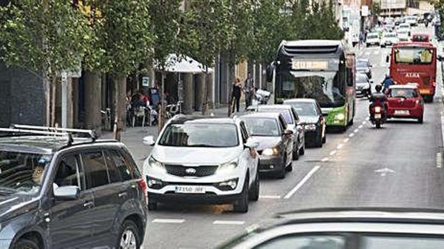 Els vehicles procedents de la carretera de Santpedor sovint ho tenen difícil per accedir a la Bonavista