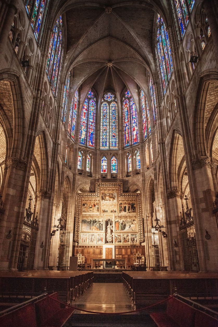 El altar mayor está coronado por un retablo, obra de Nicolás Francés