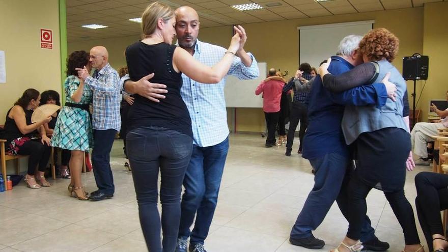 Luis Enrique Alincastro y Cristina Vázquez, ayer, en el centro social de Posada.