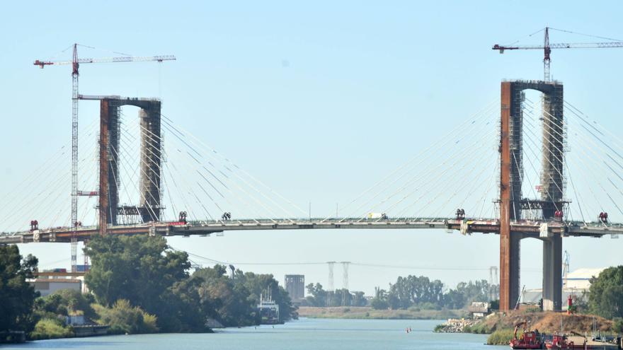 Antonio Muñoz asume la "mala noticia" de la paralización de la obra del puente del Centenario: "Espero que se ejecute cuanto antes"