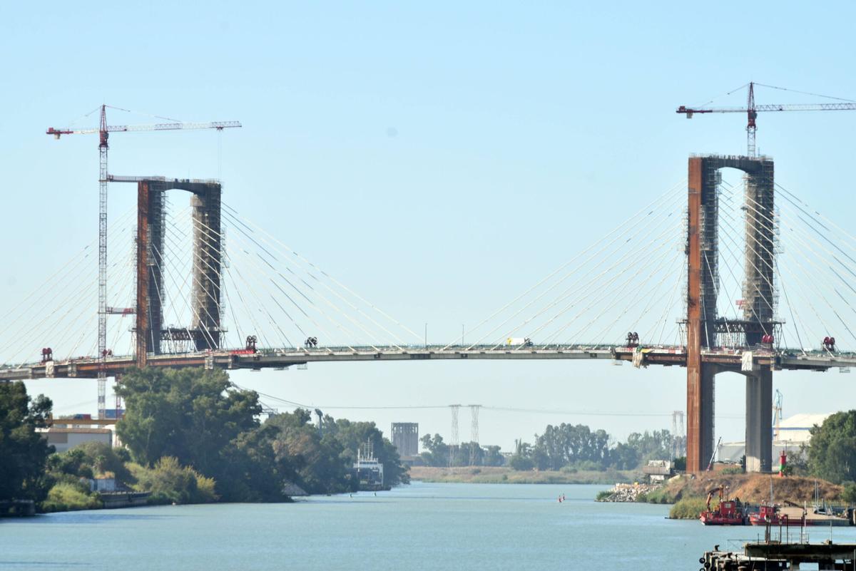 Puente del Centenario, en obras para la sustitución de los tirantes, en el río Guadalquivir.
