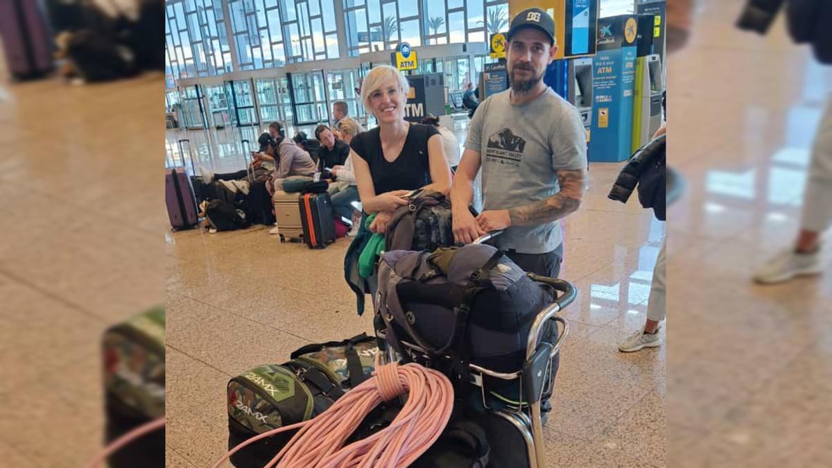 Jéssica Sales y Rubén Robles, en la imagen en el aeropuerto de Barcelona, confían en que no sea demasiado tarde para practicar el barranquismo en su viaje a Albania.