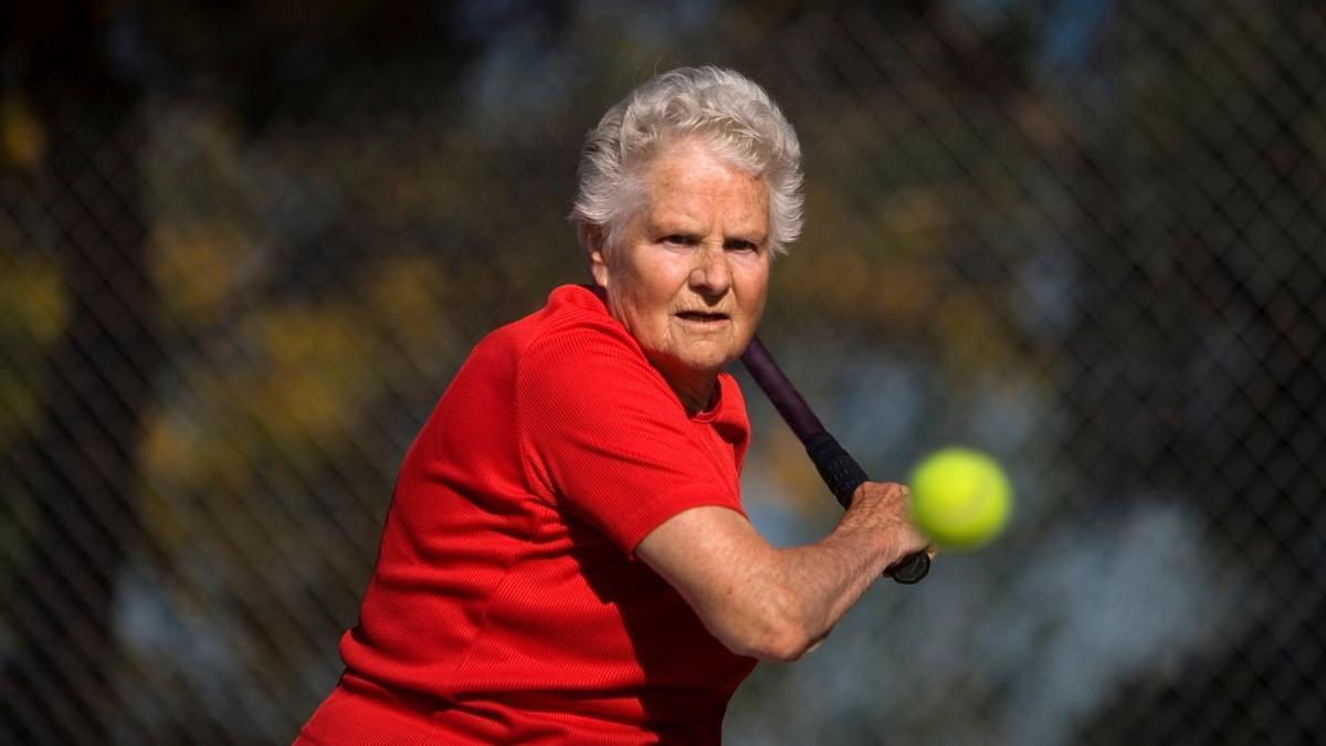 Persona mayor jugando al tenis