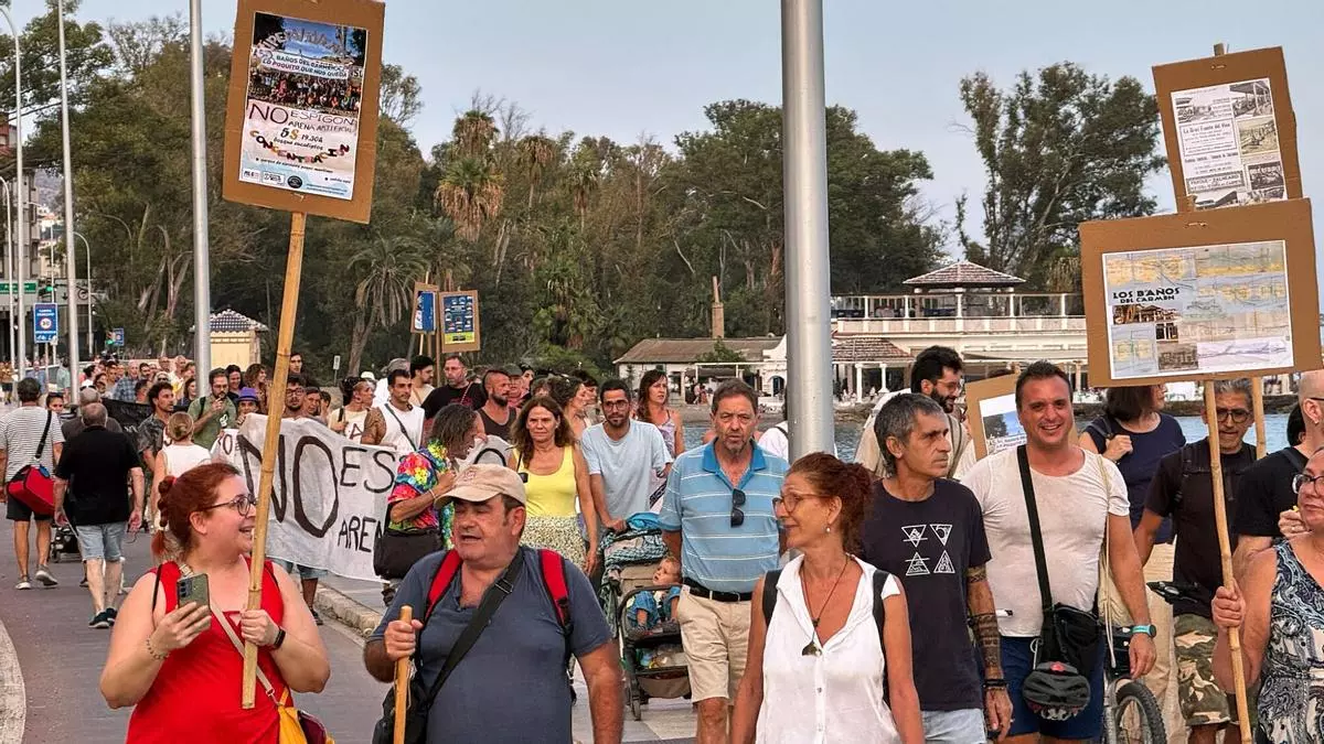 Protesta vecinal contra la remodelación de los Baños del Carmen y el nuevo espigón