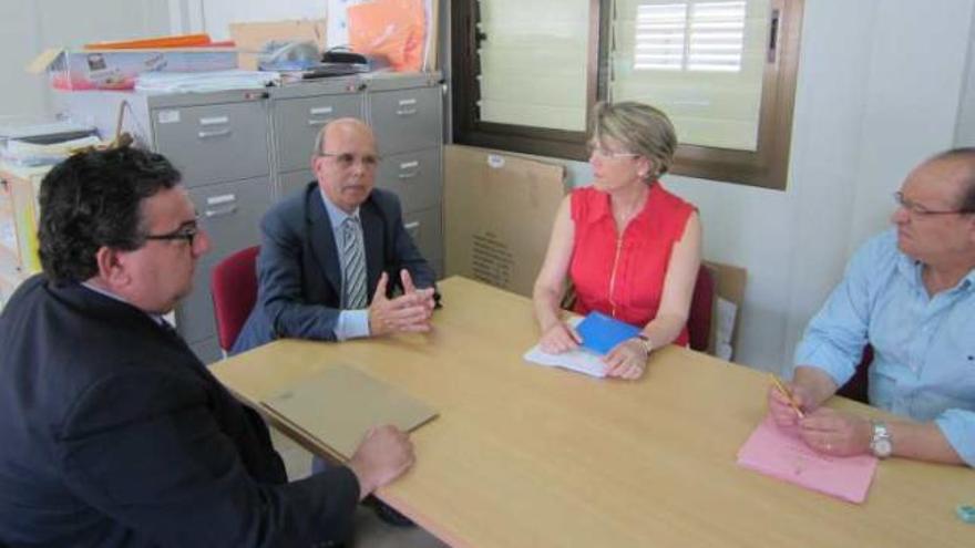 Reunión entre la alcaldesa y el director territorial.