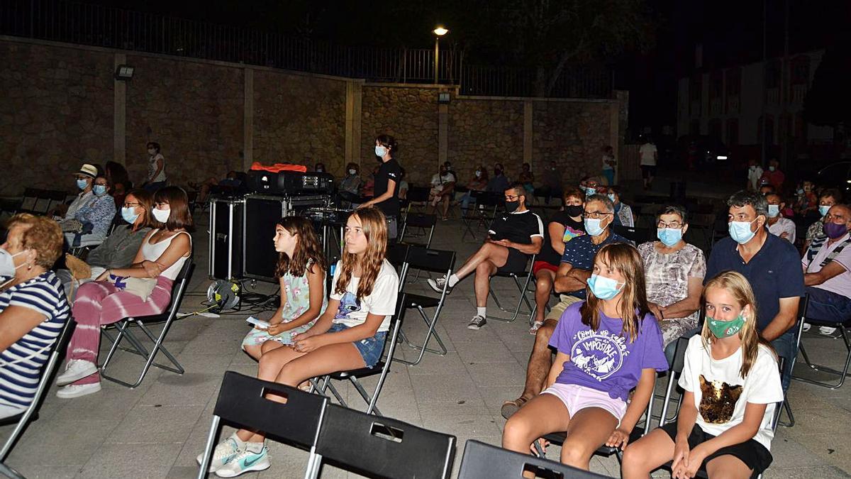 Público asistente al estreno de la película en la Plaza de Lubián. | A. S.