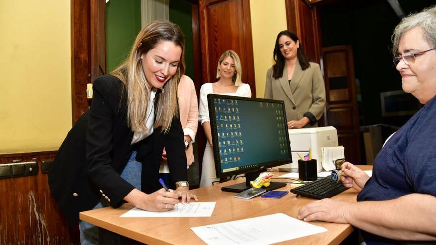 María Fernández presenta su candidatura, ayer, en Las Palmas de Gran Canaria.