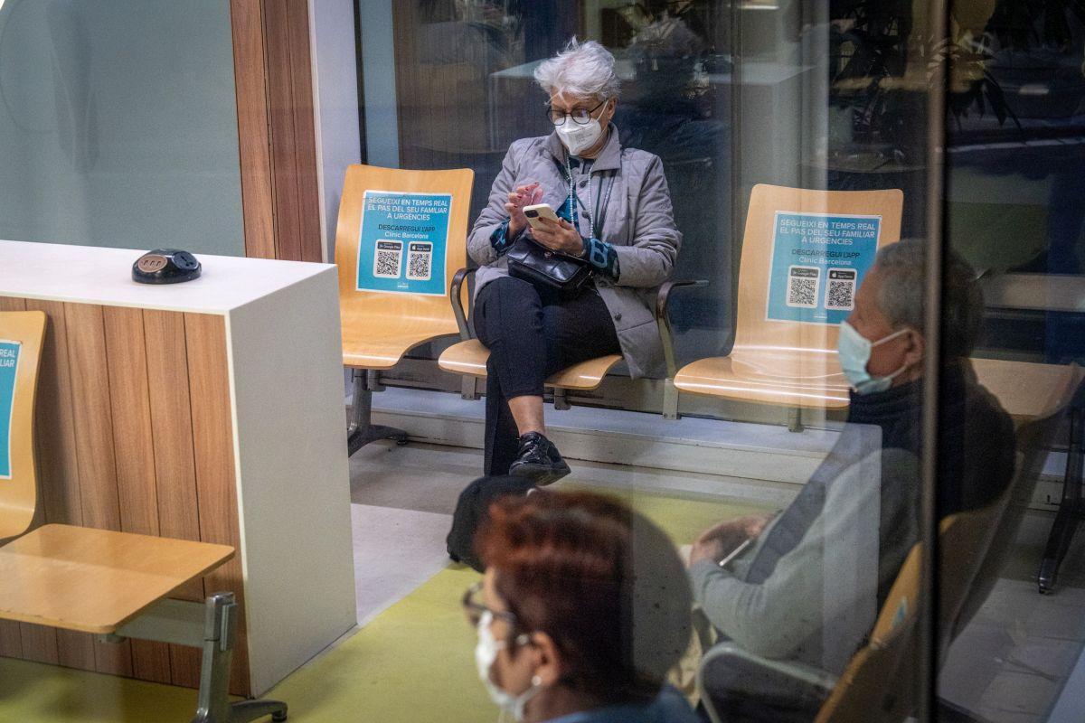 Catalunya obliga a usar mascarilla en hospitales, CAP y residencias para contener la gripe