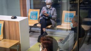 Catalunya obliga a usar mascarilla en hospitales, CAP y residencias para contener la gripe