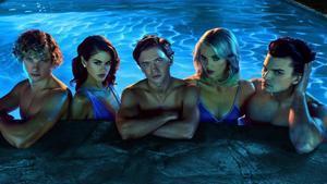 Imagen de la serie The Shards, con los protagonistas en una piscina.
