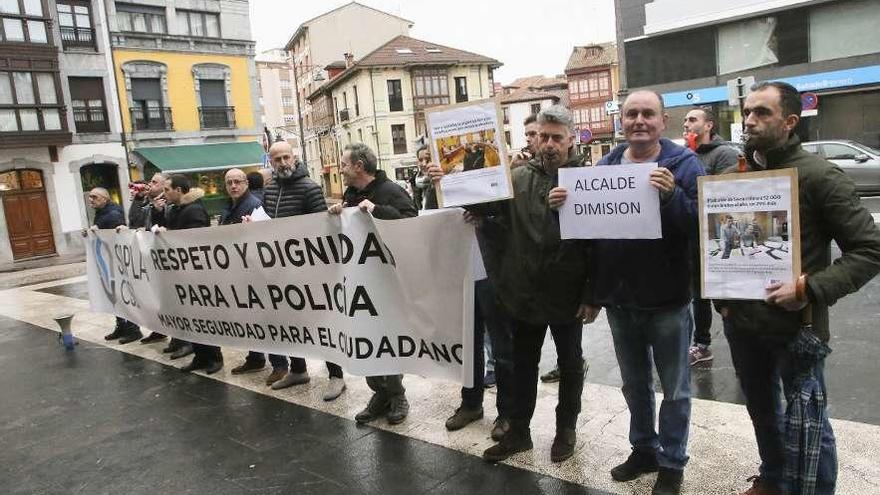 Los agentes del SIPLA manifestándose ayer frente al Ayuntamiento de Siero.