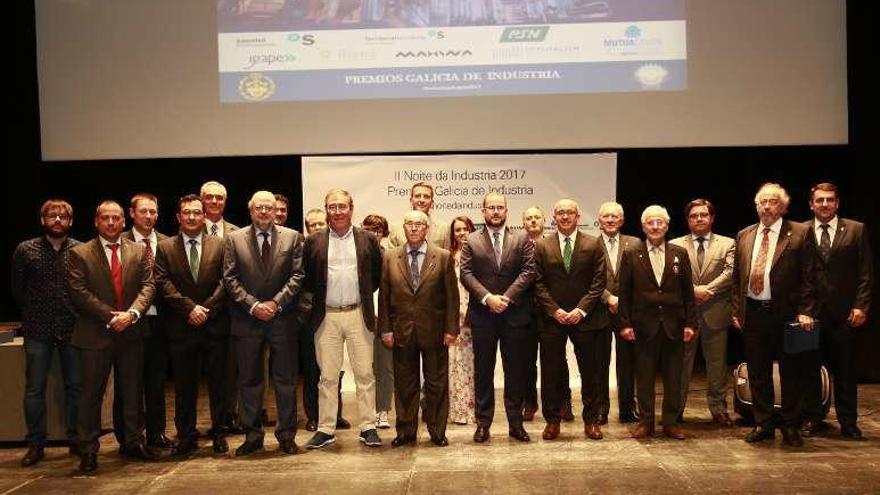 Foto de familia de los premiados.