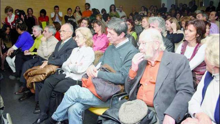 Caballero Bonald, el editor Chus Visor, Santiago Carrillo y su esposa, y Gaspar Llamazares, entre otros, en primera fila.