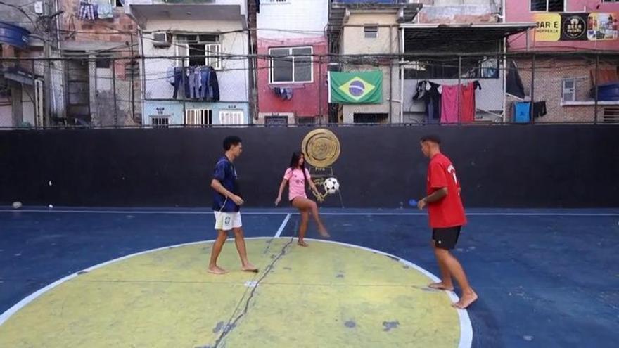 La fiebre por la 'altinha' en Río hace más llevadera la espera del Mundial de fútbol