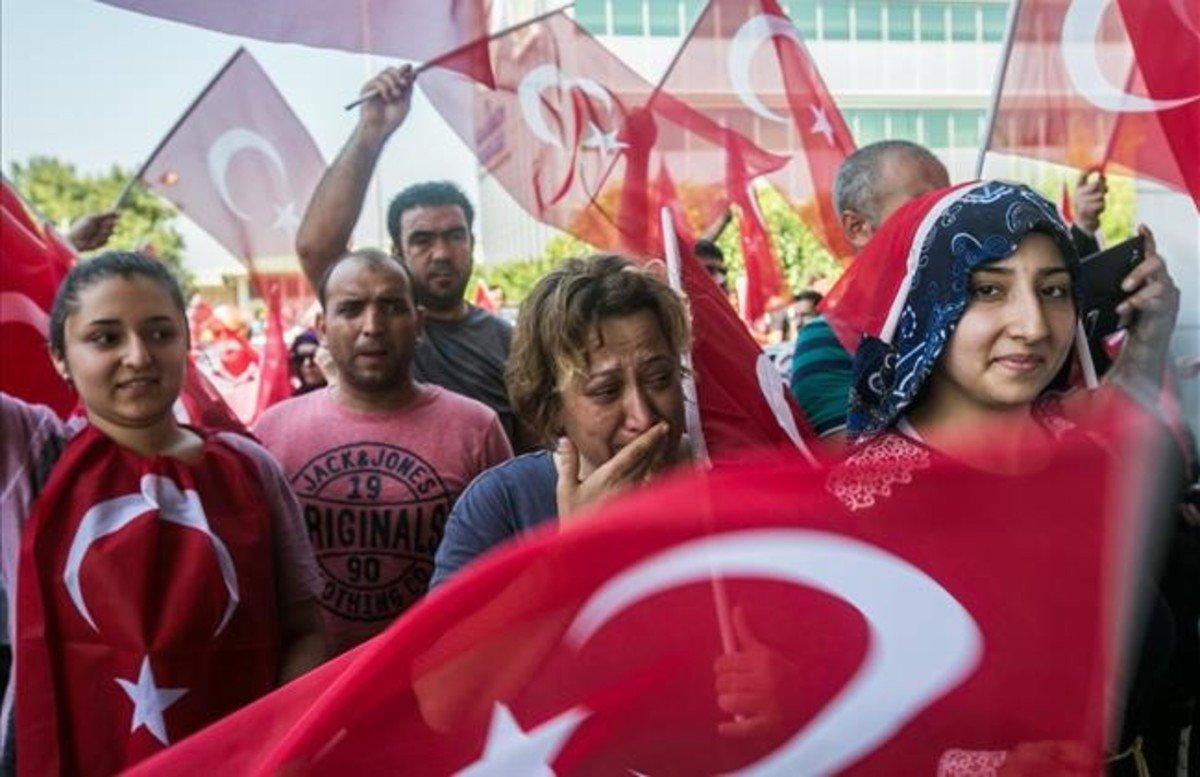 Ciudadanos ondean banderas turcas en el aeropuerto de Ataturk, en Istanbul