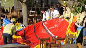 Operarios y bomberos retiran el castillo hinchable del restaurante Mas Oller, en Caldes de Malavella, tras el accidente sucedido en el 2017.