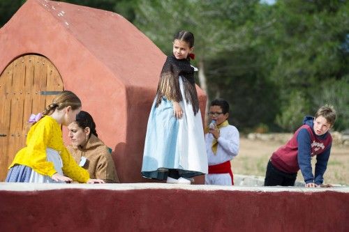 Decenas de personas asisten a la 'ballada' con la que se inaugura la restauración de este pozo del siglo XVIII ubicado en ses Salines