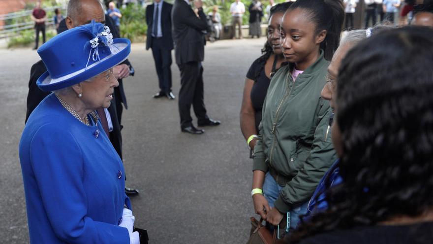 La Reina visita a las víctimas del incendio de Londres
