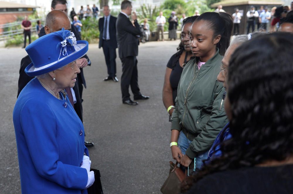 La Reina visita a las víctimas del incendio