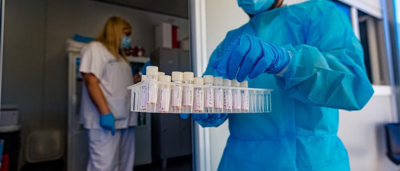 Un sanitario con la recogida de muestras para realizar las pruebas PCR en un hospital de la provincia.