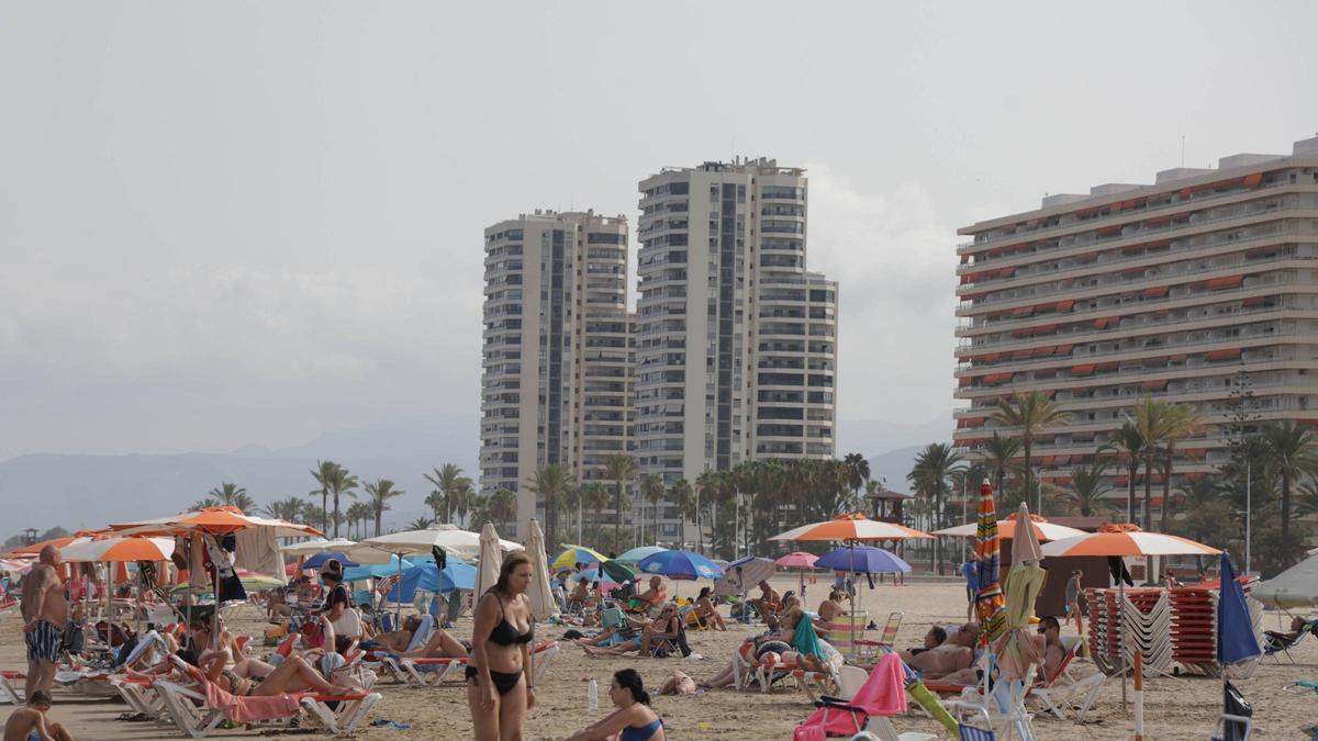 Veraneantes en la playa de Cullera.