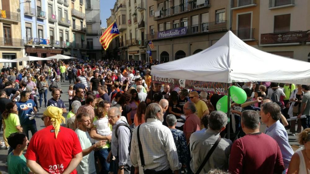 Penjada de cartells a Manresa pro referèndum