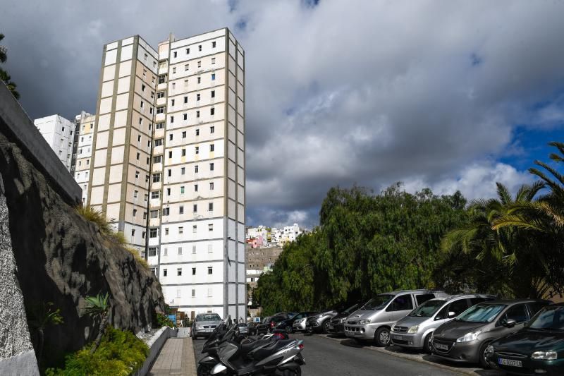 28-04-20  LAS PALMAS DE GRAN CANARIA. BARRIO DE TRES PALMAS. LAS PALMAS DE GRAN CANARIA. Humedades en uno de los Bloque del barrio de Tres Palmas por la rotura de una tubería y que esta afectando a varias viviendas.  Fotos: Juan Castro.  | 28/04/2020 | Fotógrafo: Juan Carlos Castro