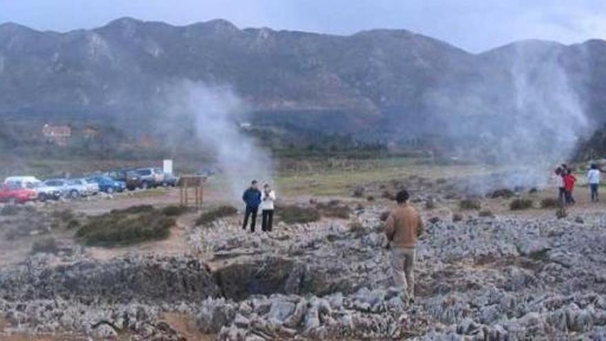 Turistas en los Bufones de Pría