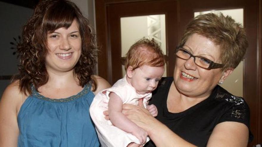 La abuela Oreto Alonso,con su hija Silvia Añó, la primera niña probeta de la C. Valenciana, y con su nieta Laia de mes y medio.