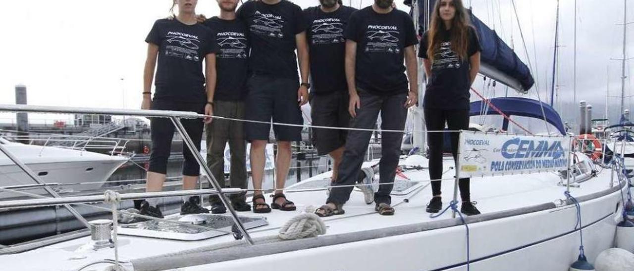 Equipo científico en la proa del velero, momentos antes de partir de Punta Lagoa, en Vigo. // Jorge Santomé