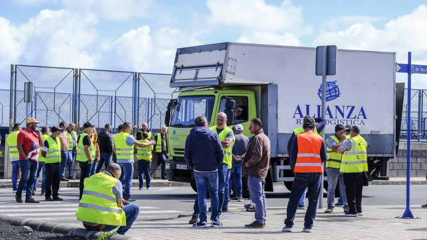 Desconvocada la huelga del transporte en Canarias