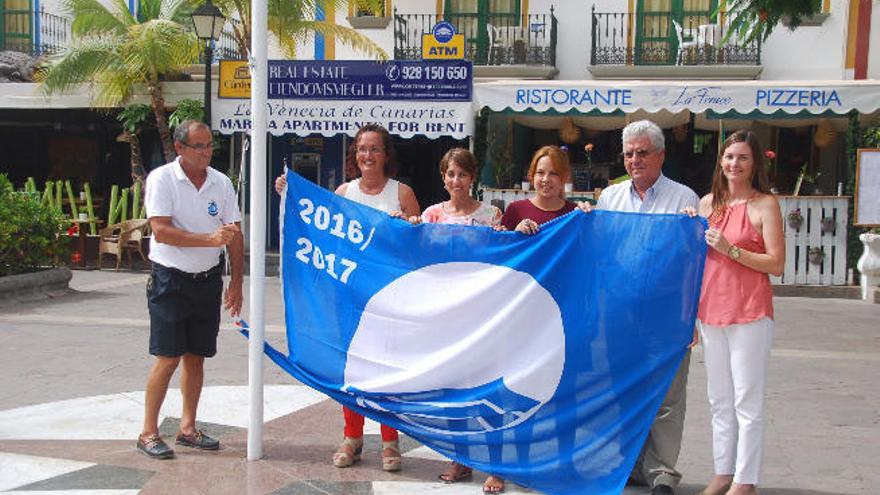 Onalia Bueno y el director del Puerto de Mogán, ayer con la bandera azul.