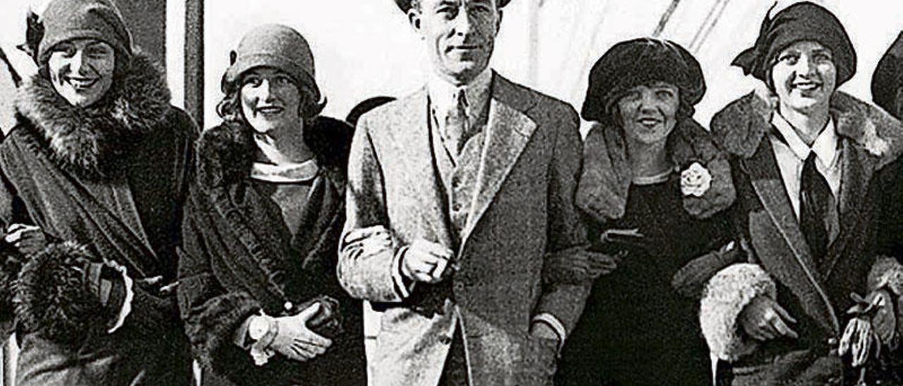 Jean Patou, rodeado de algunas modelos.