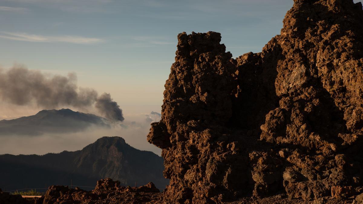 La columna de humo que deja el volcán de Cumbre Vieja, vista desde el Roque de los Muchachos, el sábado, en La Palma
