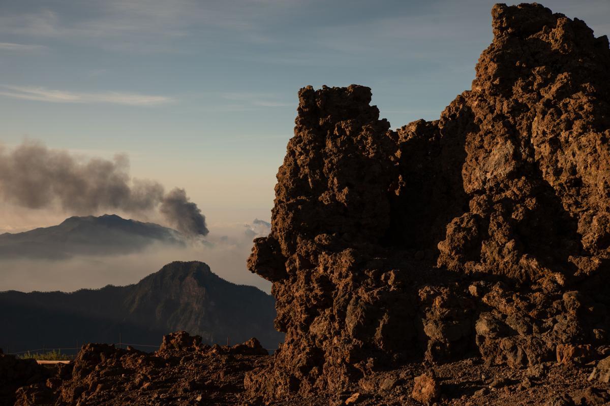 La columna de humo que deja el volcán de Cumbre Vieja, vista desde el Roque de los Muchachos.