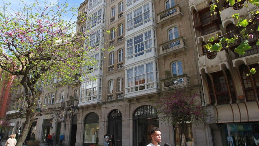 El “top” en precios, 2.300 euros al mes por una quinta planta en este edificio histórico de Vázquez Gulías en  calle Paseo.